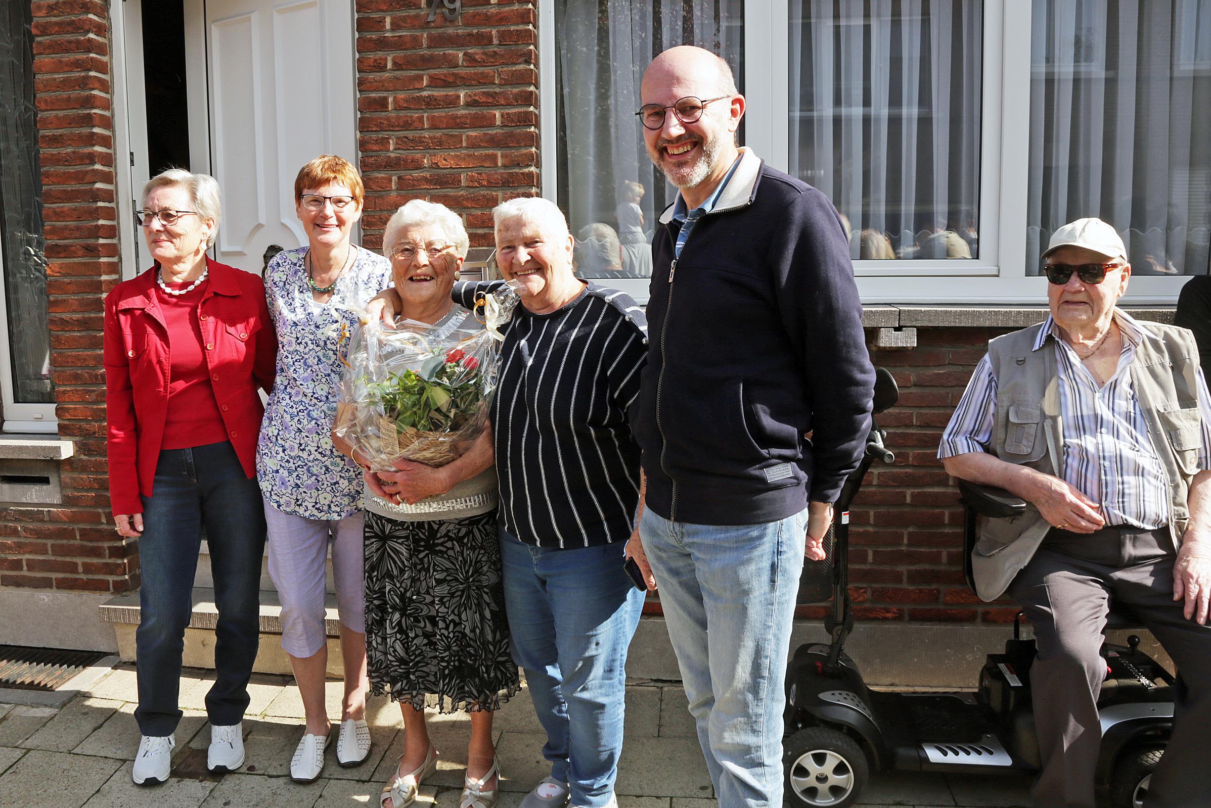 Massa volk voor 40ste Kattenbergse Rommelmarkt van het Eva-centrum. Buurt  viert Justine, oudste inwoonster van de wijk | GVA