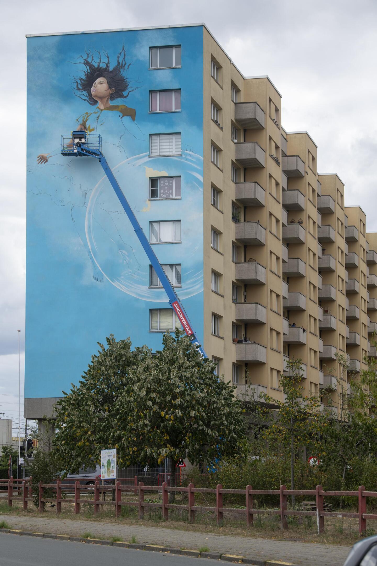 Totale oppervlakte van het werk is 300 vierkante meter.