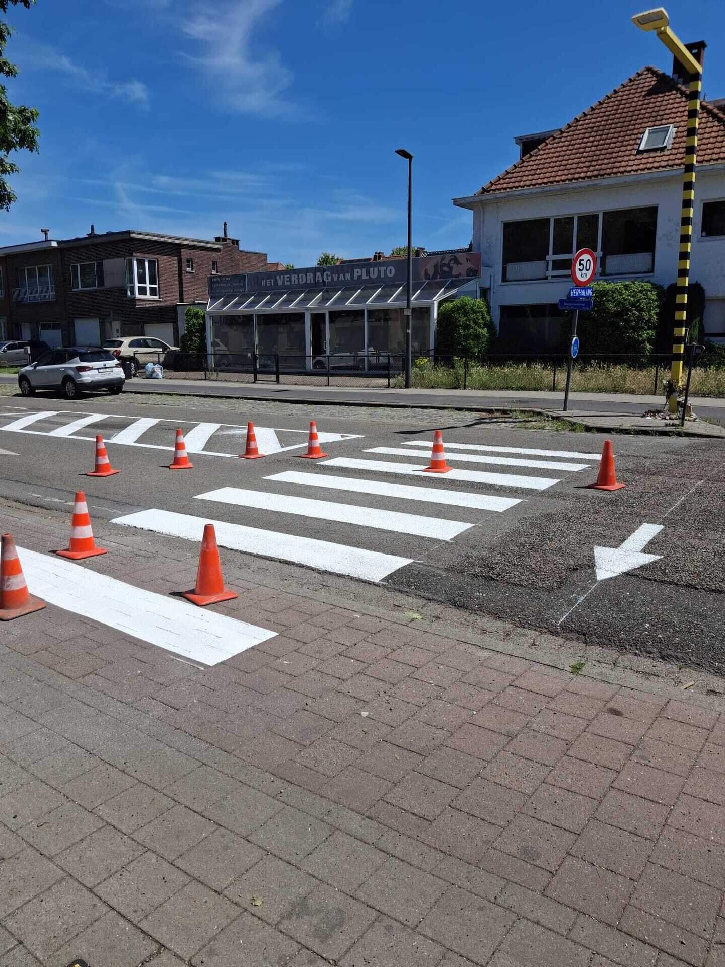 De nieuwe wegmarkering maakt de oversteken duidelijker.