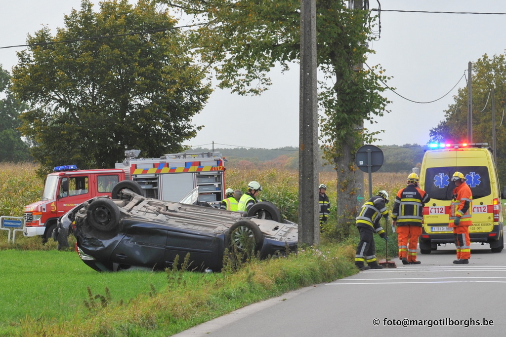 Auto over kop in weide: bestuurder lichtgewond naar ziekenhuis