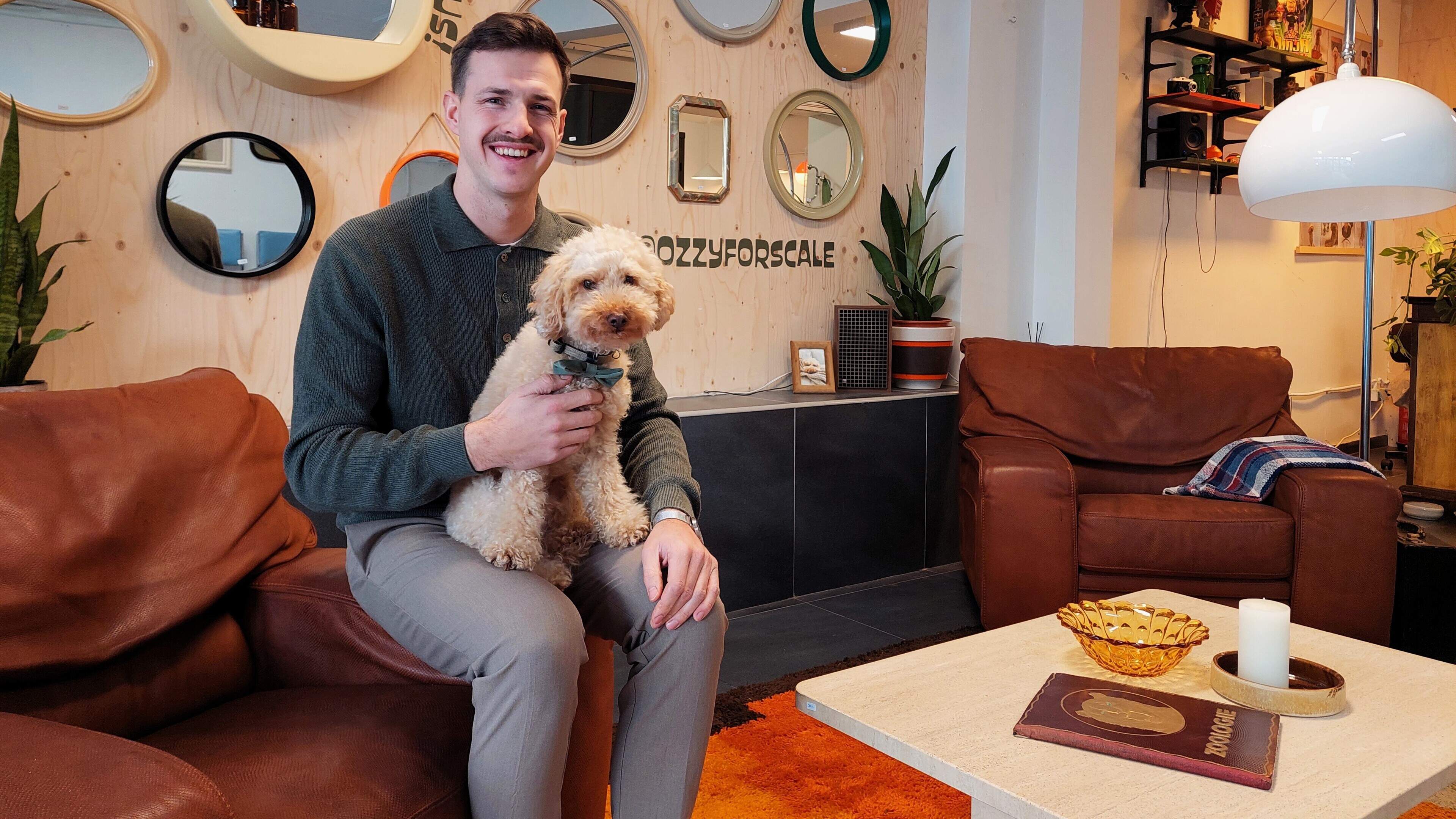Mechelaar Robin opent vintagewinkel met hondje Ozzy als uithangbord: “Voor wie houdt van meubels met