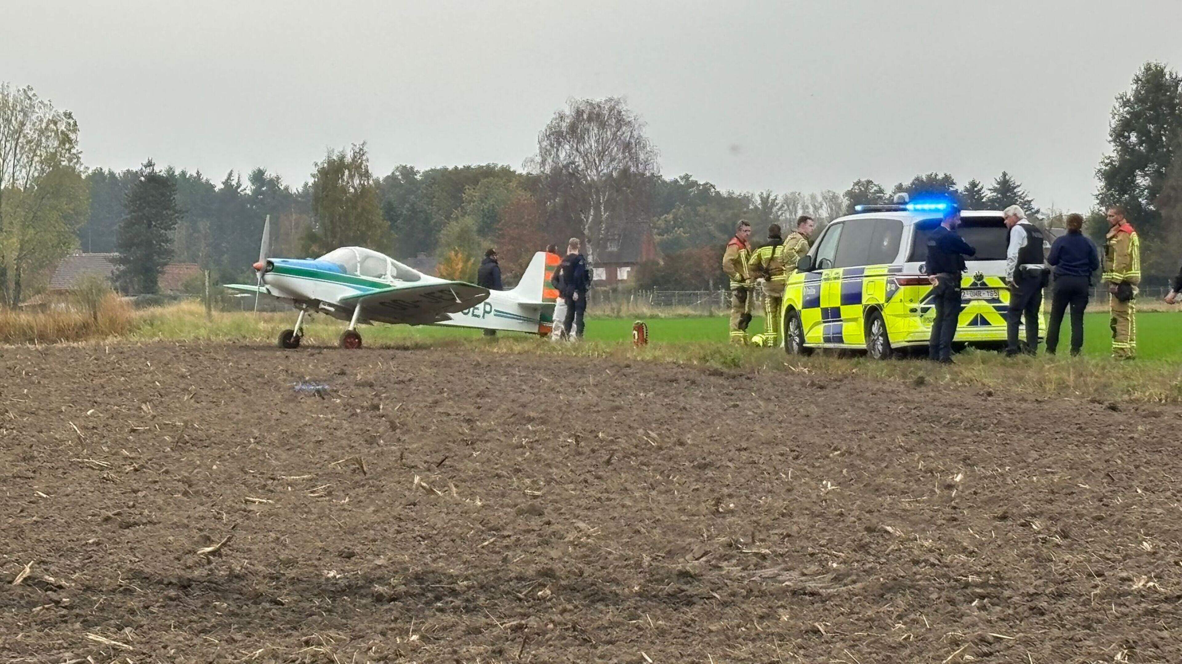 Vliegtuigje maakt (geslaagde) noodlanding in weide: niemand gewond, wellicht geen schade