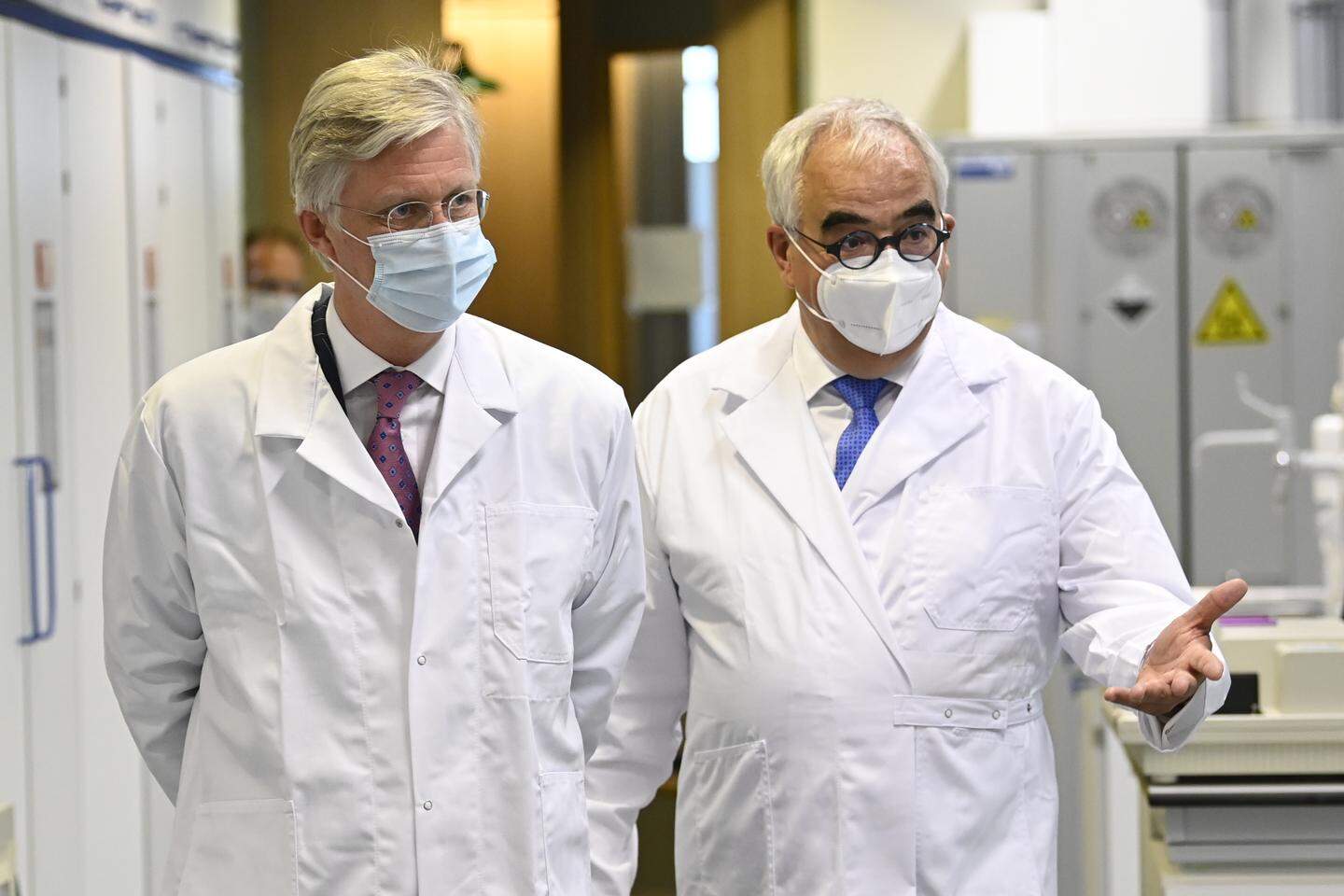 Paul Stoffels leidt koning Filip rond bij Johnson & Johnson in 2020. 