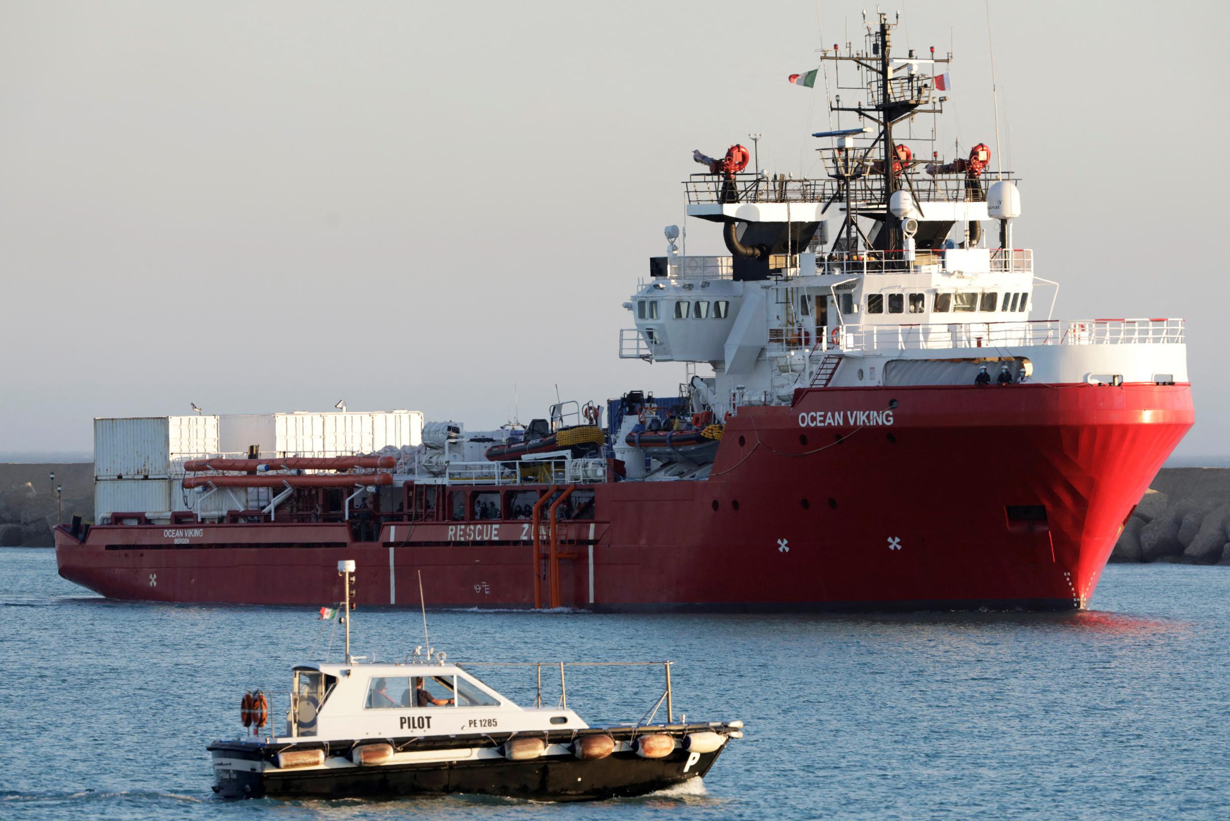 Meer dan honderd migranten gered op Middellandse Zee door Ocean Viking ...