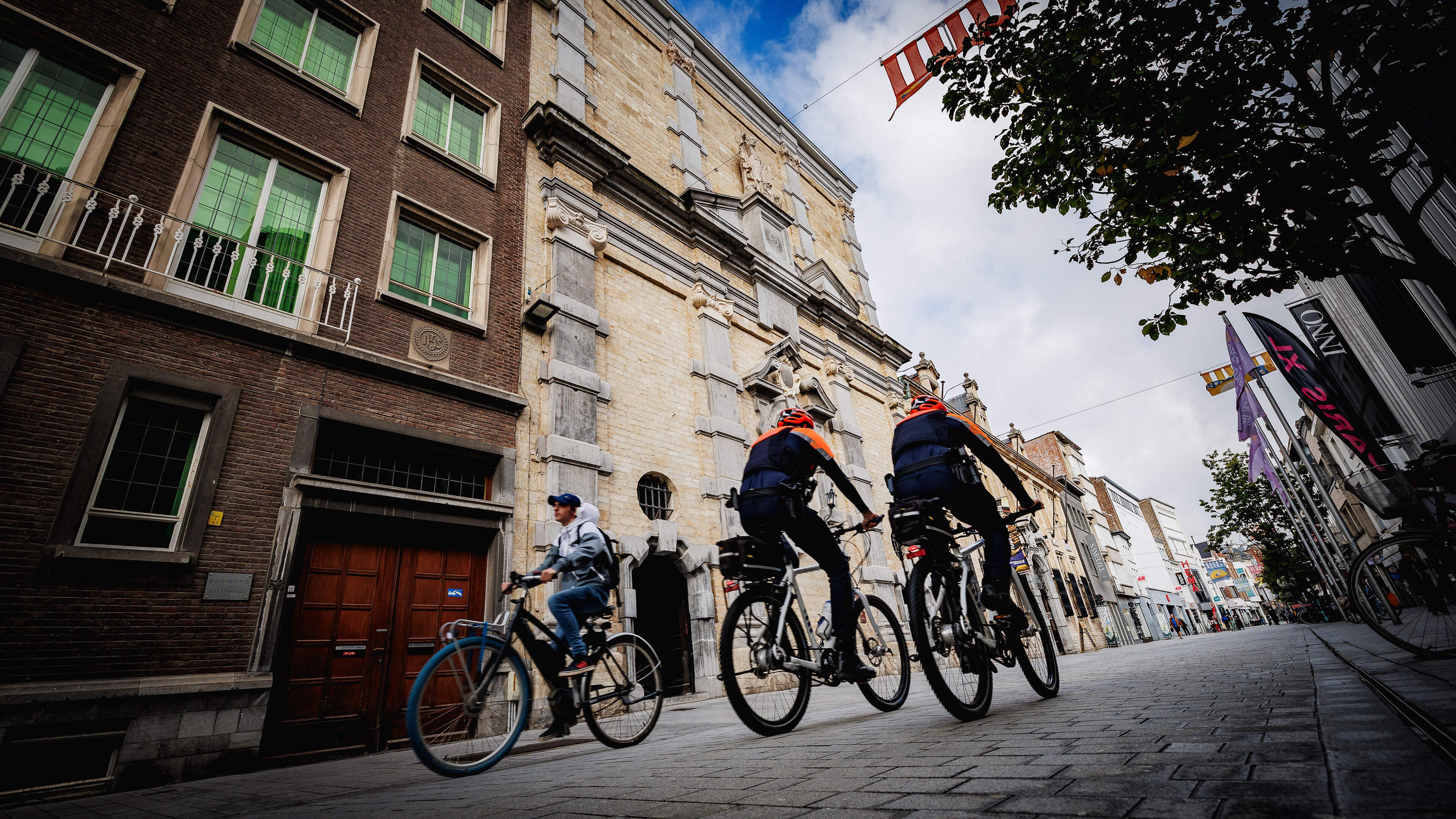 Fietsende politieagenten klissen jonge winkeldieven tien minuten na oproep: “Ze gingen aan de haal m