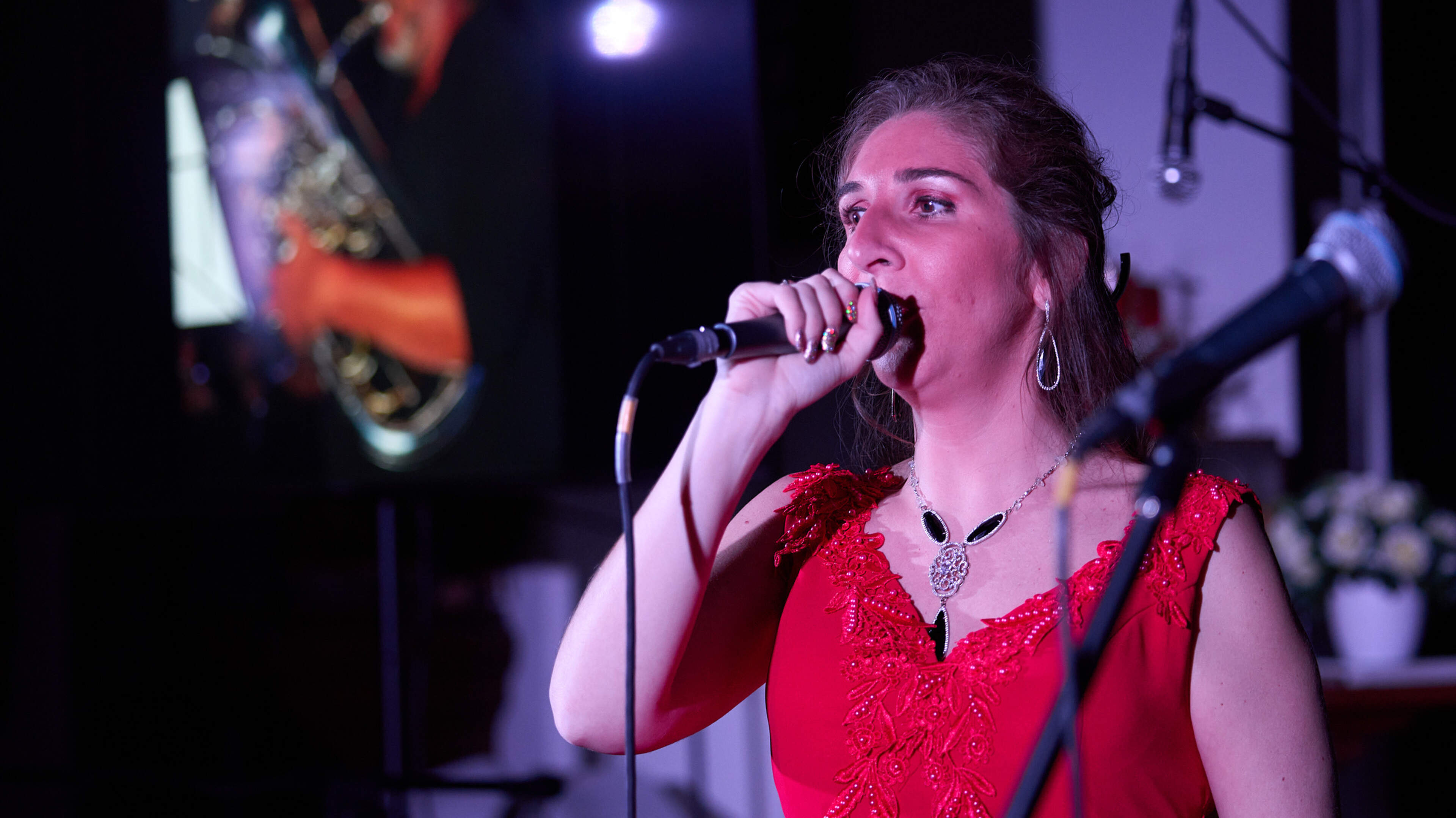 Blinde zangeres Daisy O blikt gesmaakt debuutconcert in: “Dit wil ik nog veel vaker doen”