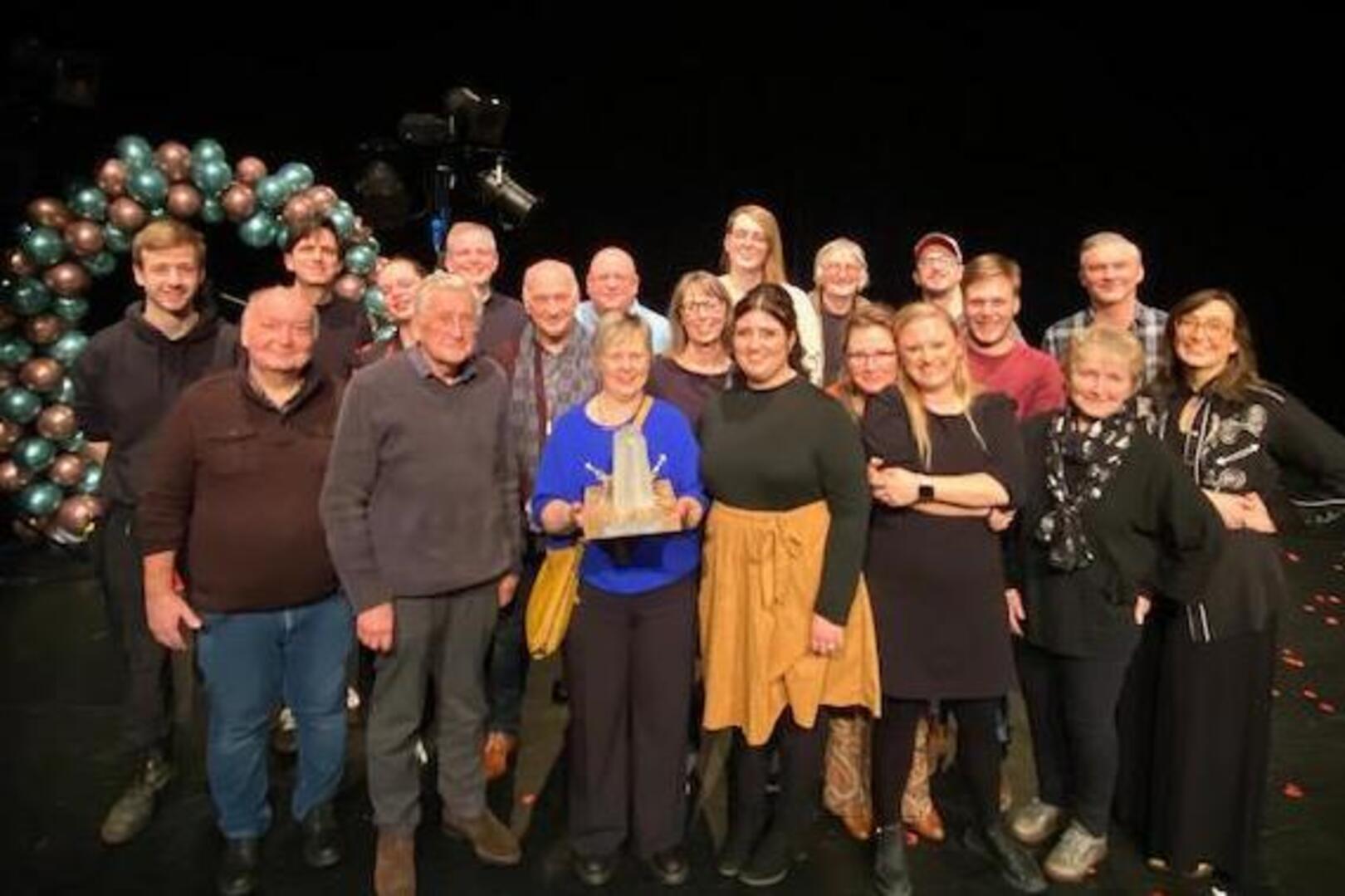 Tintel Toneel ontvangt Cultuurprijs 2024: acteurs verrast na première | GVA