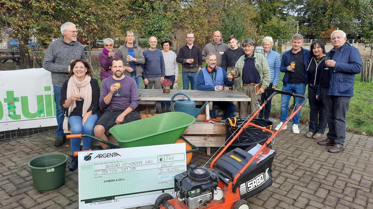 Benefietacties Groot Brecht met een Hart leveren nieuwe grasmaaier en ...