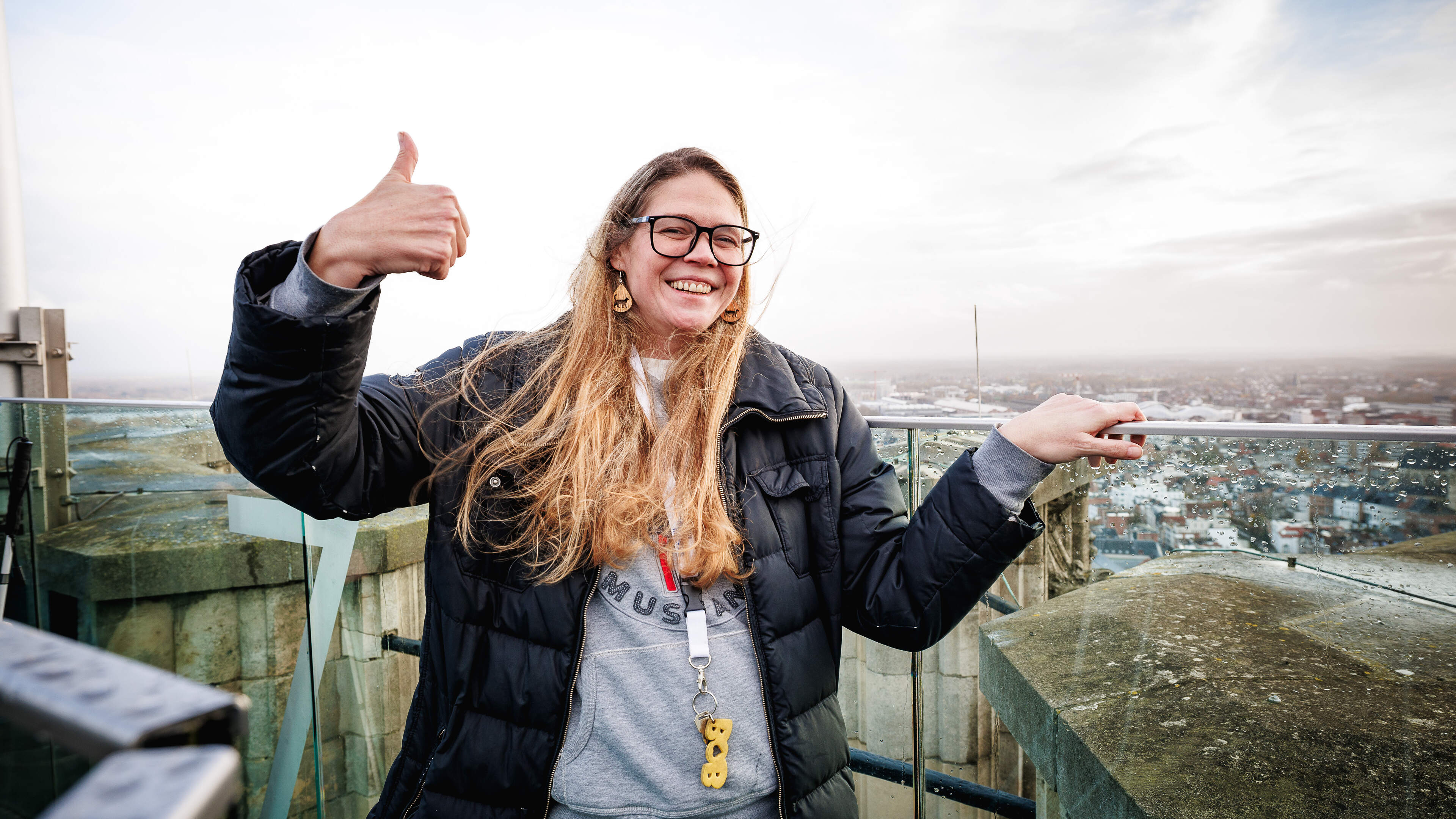 Ze doet het, MS-patiënte Sabrina trotseert Sint-Romboutstoren: “Het is alsof ik op de top van de wer