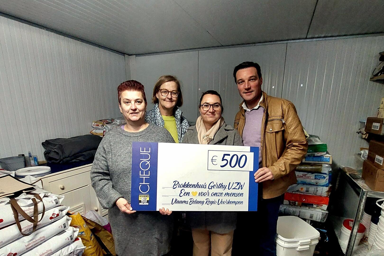Vlaams Belang Voorkempen geeft 500 euro aan dierenvoedselbank | GVA
