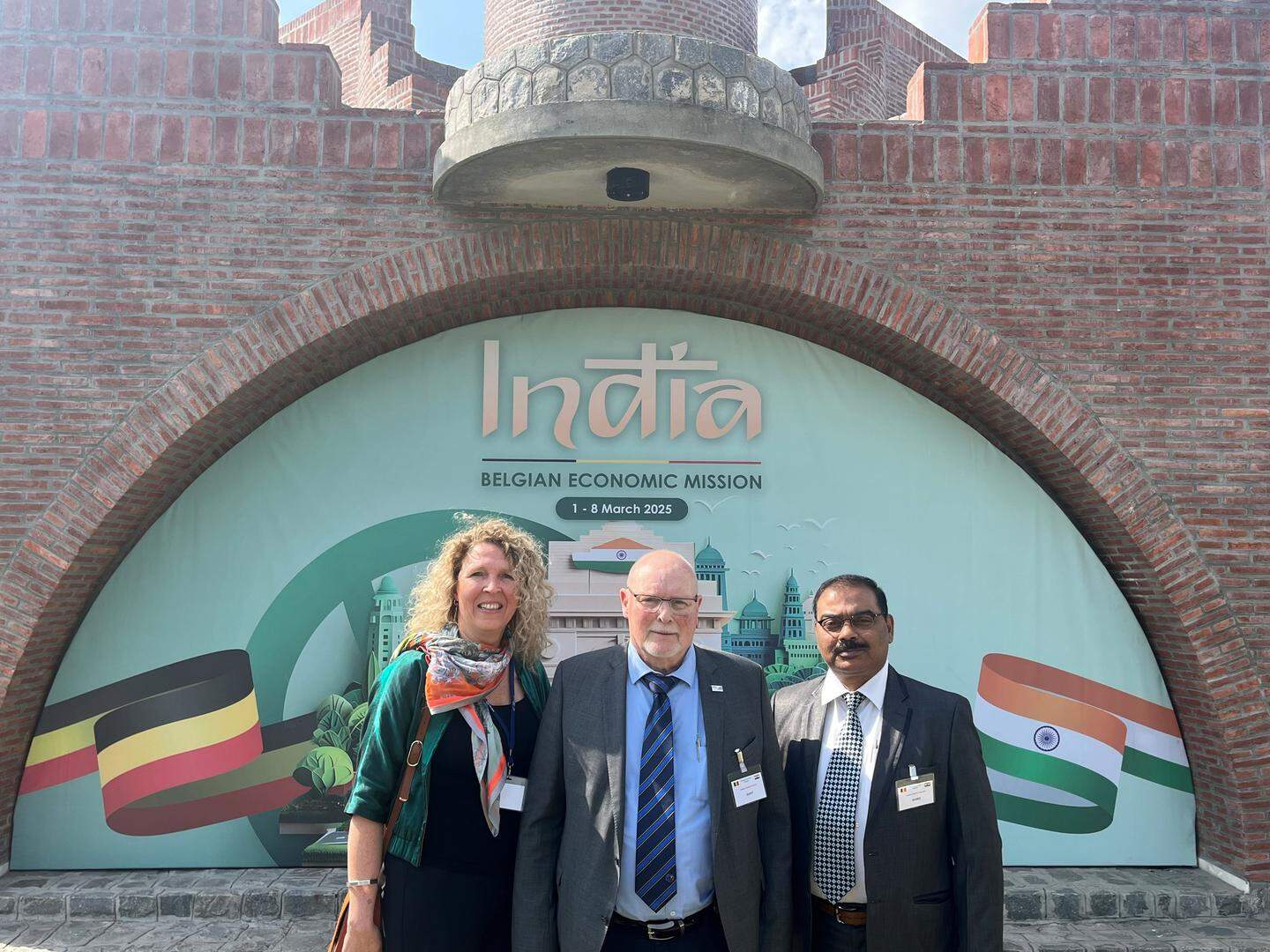 Nitn Mathur van het bedrijf Utkarsh India Limited (rechts) met Albert Maes en Carolien Willems van Safety Product.