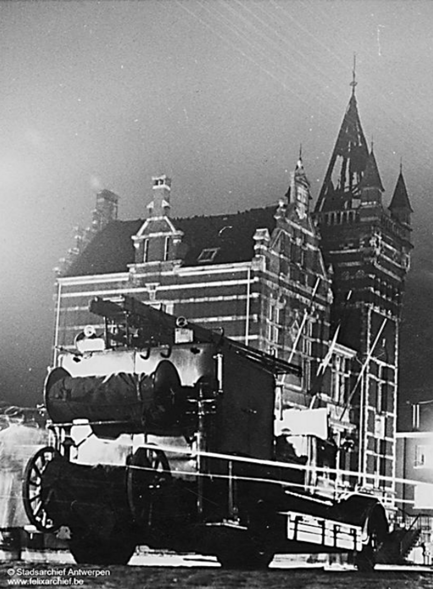 Het Edegemse gemeentehuis staat in brand. De ironie wil dat het pand de eerste opslagplaats van het lokale korps vormde.