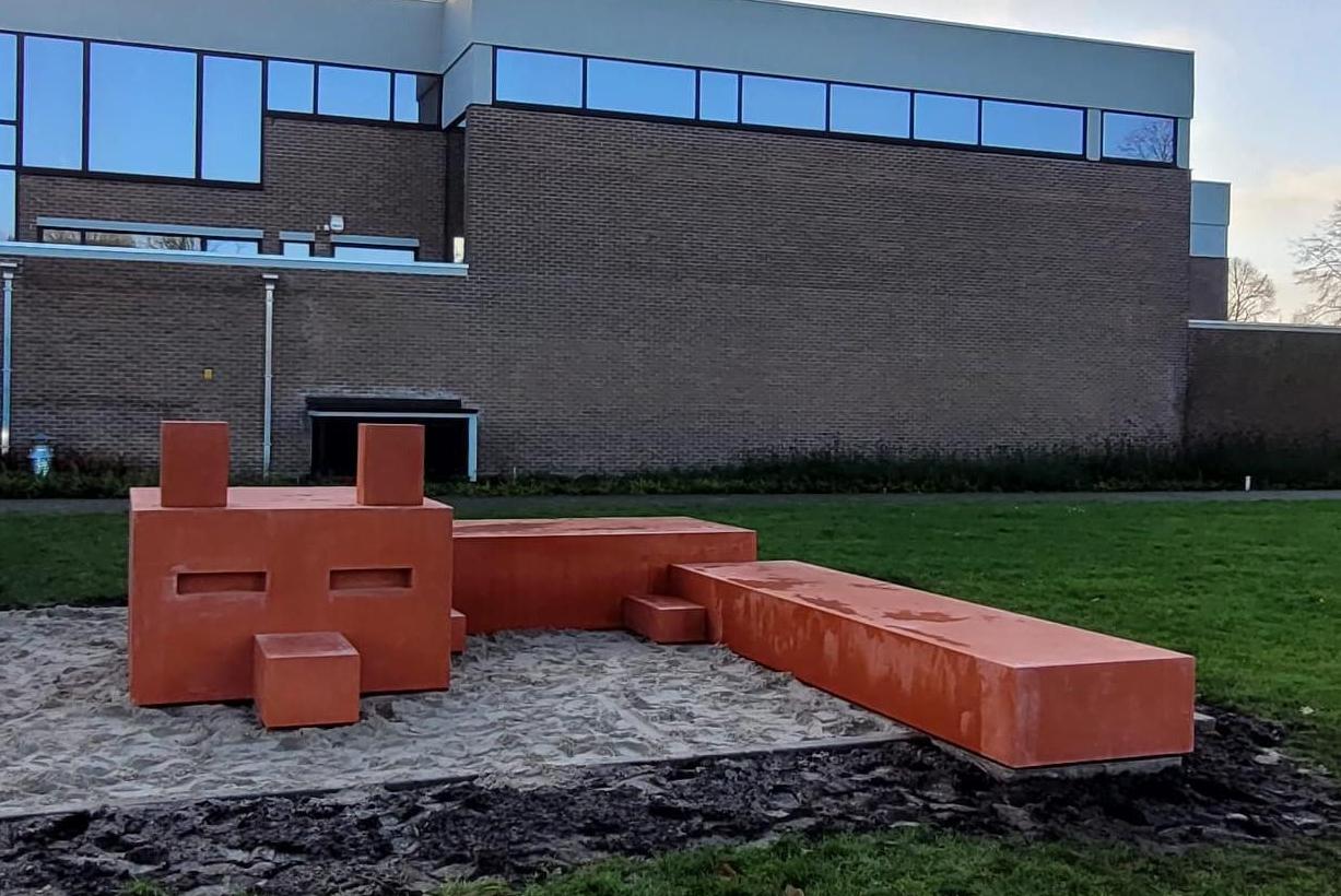 Nieuw kunstwerk prijkt aan De Moer: “Op deze vos kan je liggen, klimmen en klauteren”