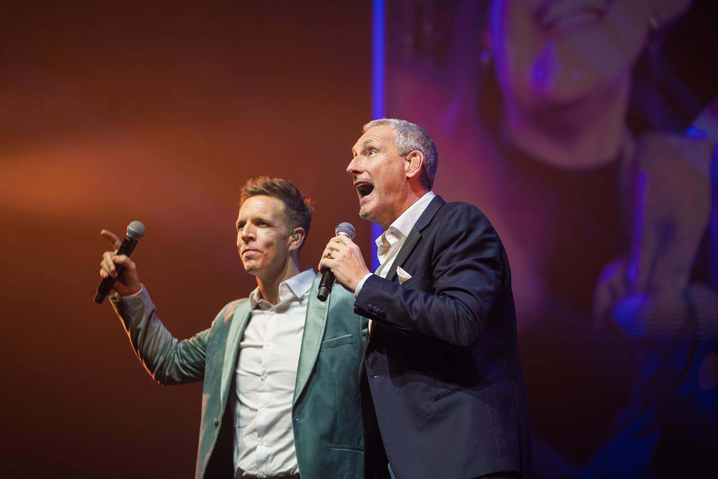 Een kussende Mega Toby en zwangere Marthe van K3 straalt: dit was de Studio  100 SingALong in het Sportpaleis | GVA