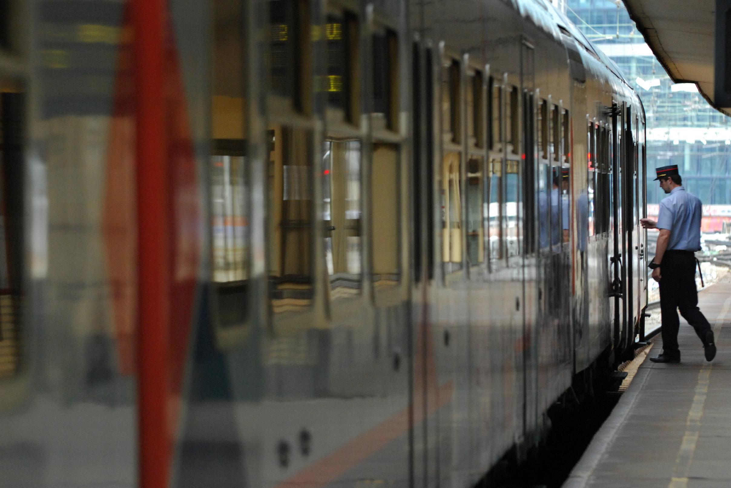 Treinconducteur wordt aangevallen en krijgt onbekend product over zich