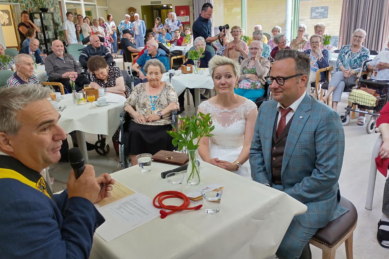 Tomas en Gitte namen in het woonzorgcentrum plaats aan tafel bij schepen Bert Vangenechten.