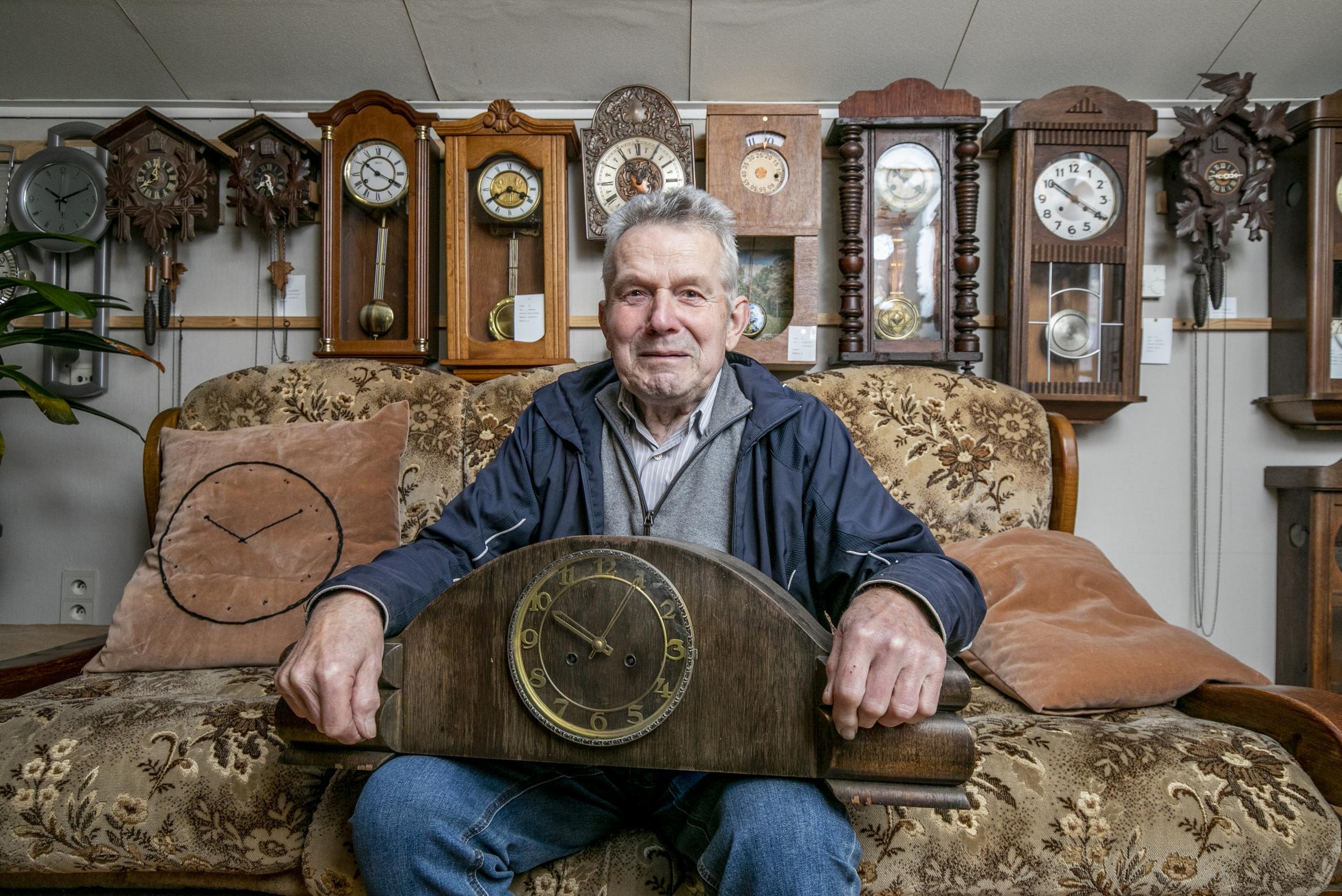 Ren%20Dom%20toont%20de%20eerste%20klok%20die%20hij%20begin%20de%20jaren%20zestig%20kreeg%20van%20zijn%20broer.