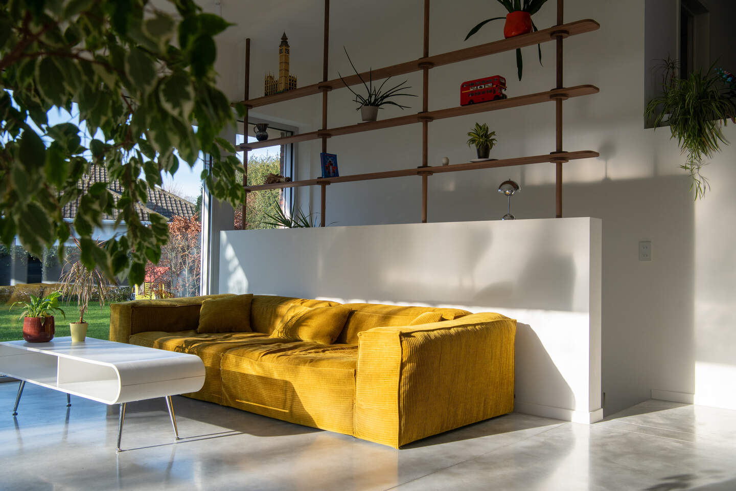 Van verouderde jaren 70-bungalow naar lichtrijke splitlevelwoning met ...