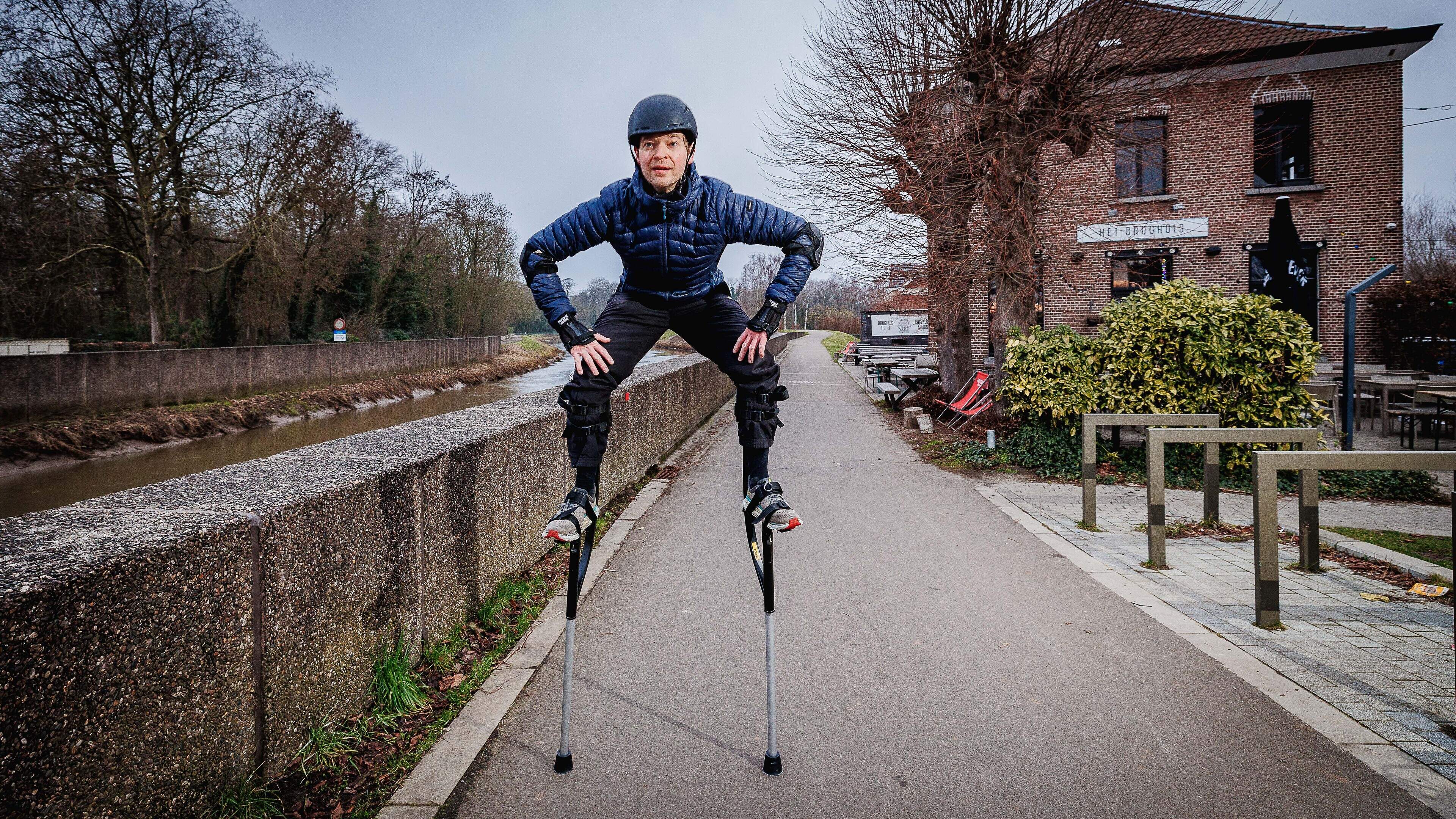Het wereldrecord halve marathon op stelten verbreken, dat wil Jonathan (32) klaarspelen