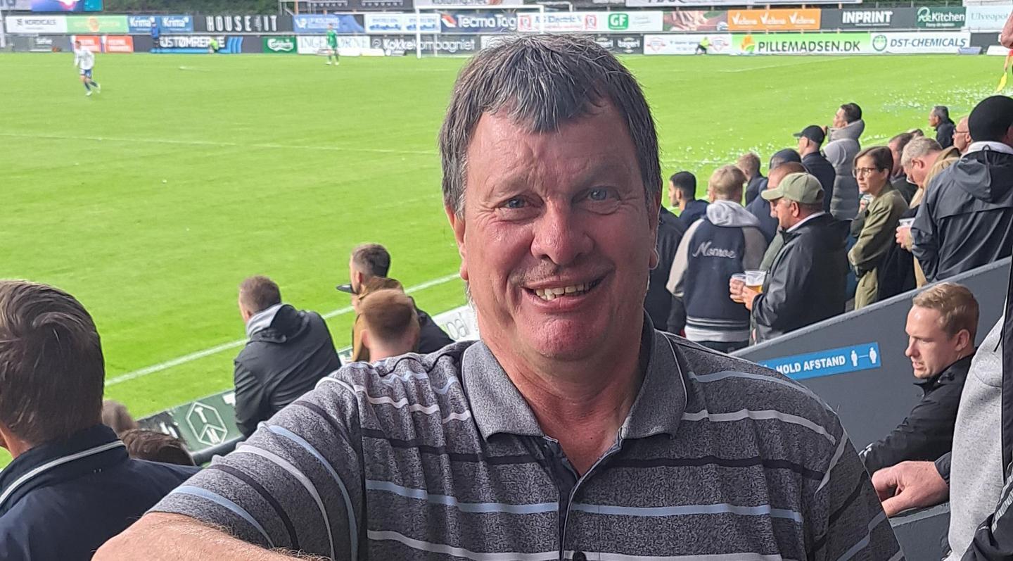 “Fucking bastards”, schreeuwt Gino weleens over de tribunes heen. Vroeger, in het vagevuur van tweede klasse, wel meer dan nu.