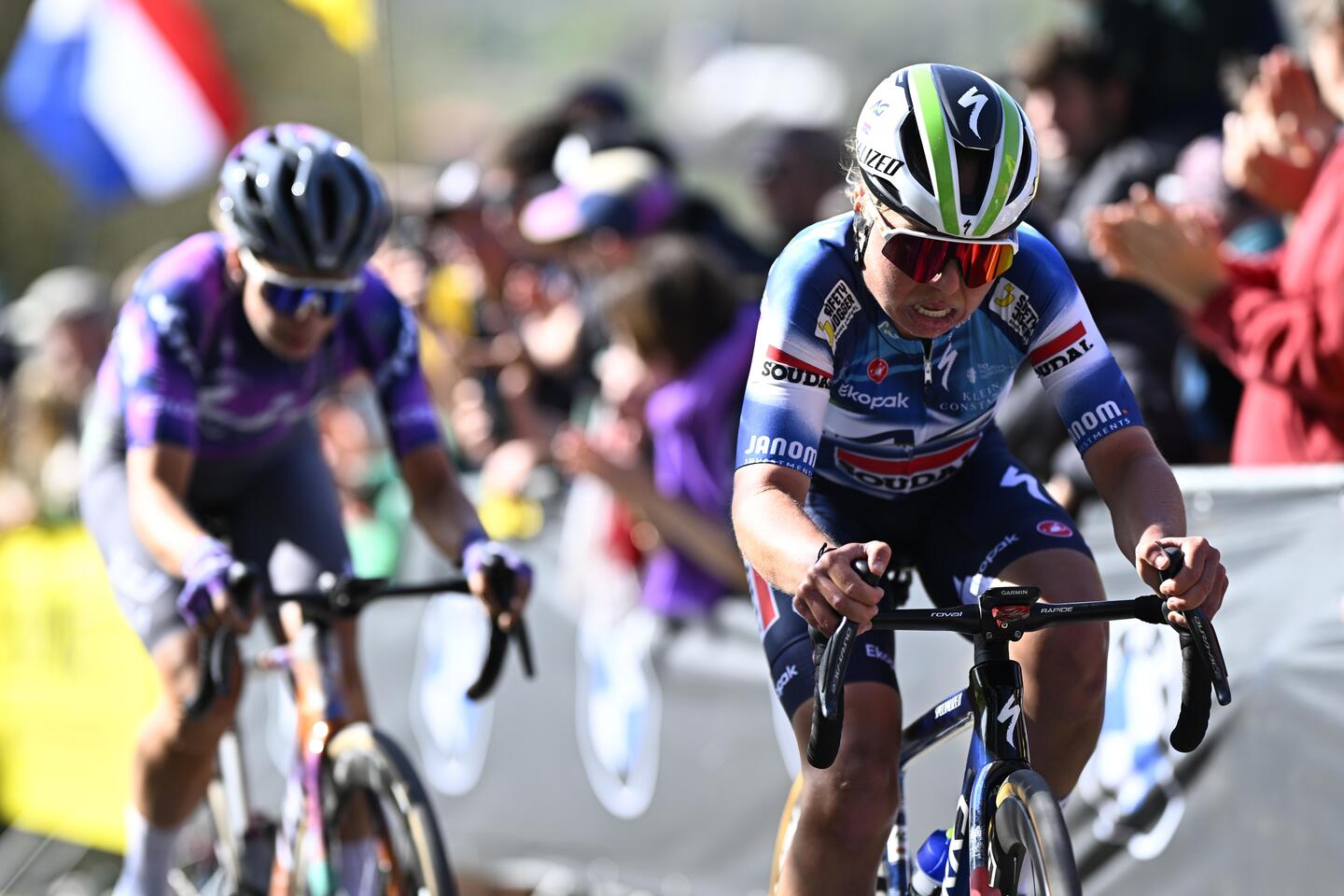 Geschiedenis! Wereldkampioene Lotte Kopecky sprint naar gedroomde derde ...