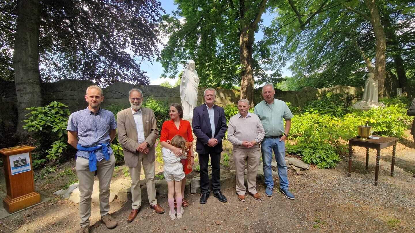 De groep vrijwilligers en Noortje Cools pakten het beeld aan.