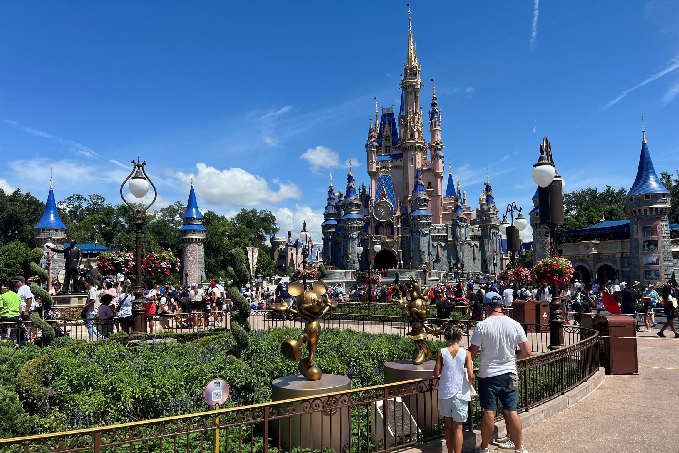 Disney-medewerker (26) filmt onder rok van bezoekster, en bekent dat