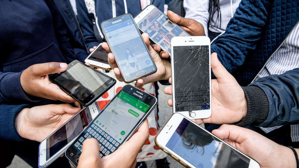 Britse tiener stapt naar rechter om nationaal smartphoneverbod op ...