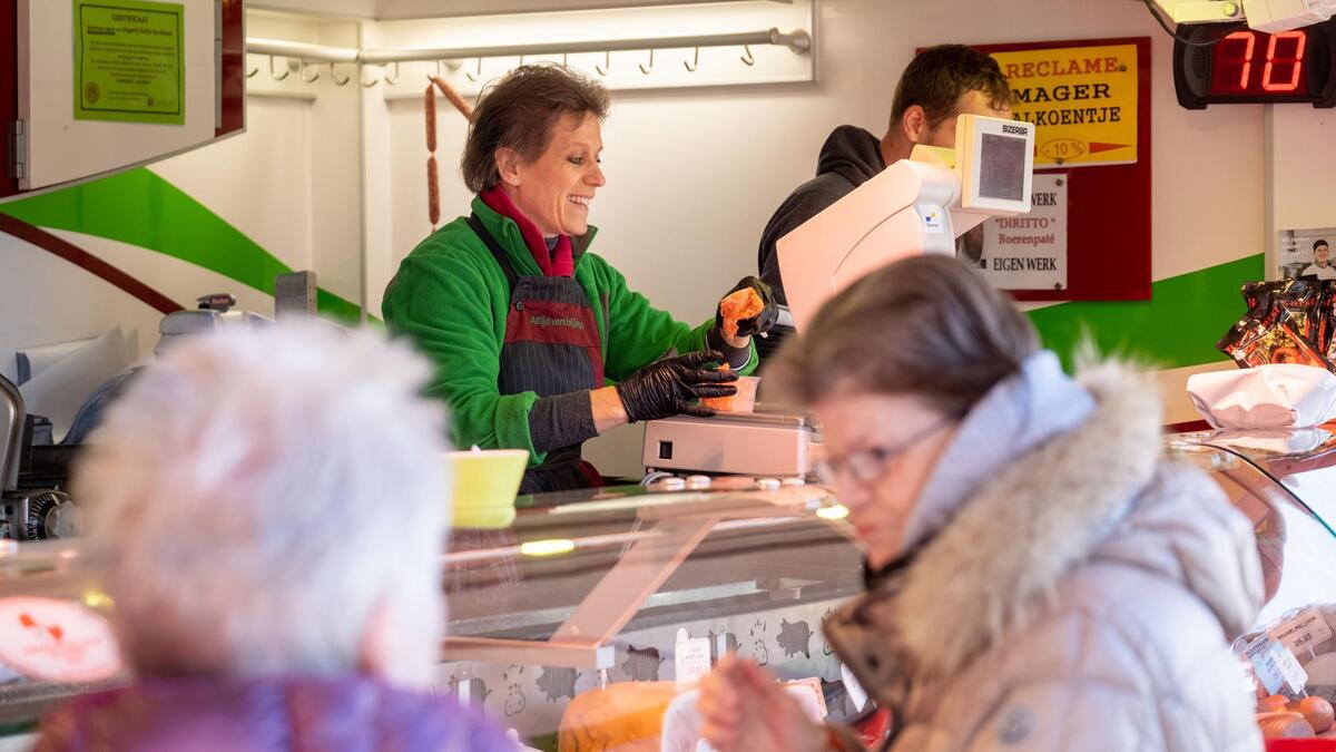 Marktkraamster Dominique zegt haar klanten vaarwel na veertig jaar ...