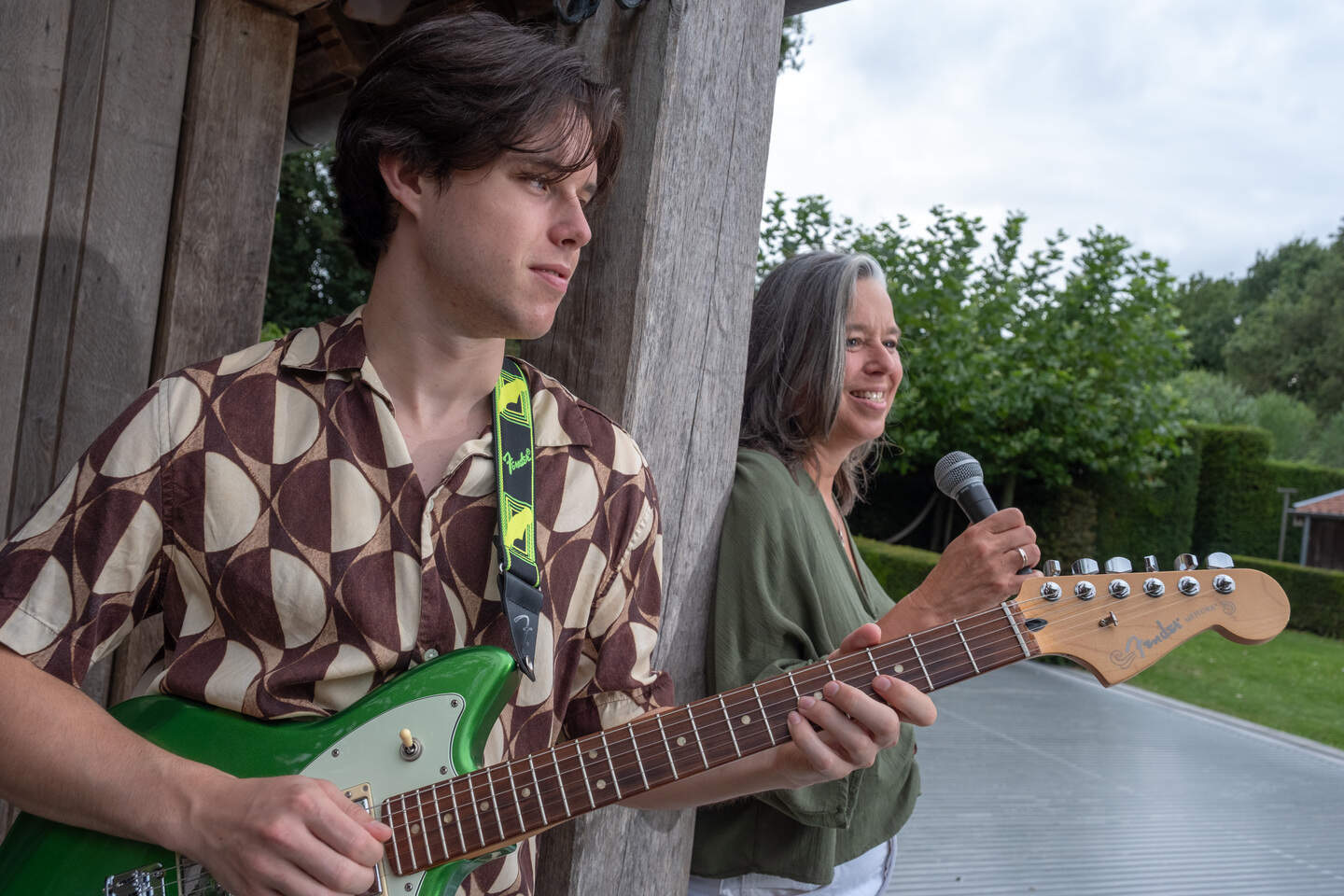 Jonas Van Ginderen treedt als gitarist in de voetsporen van zijn vader.