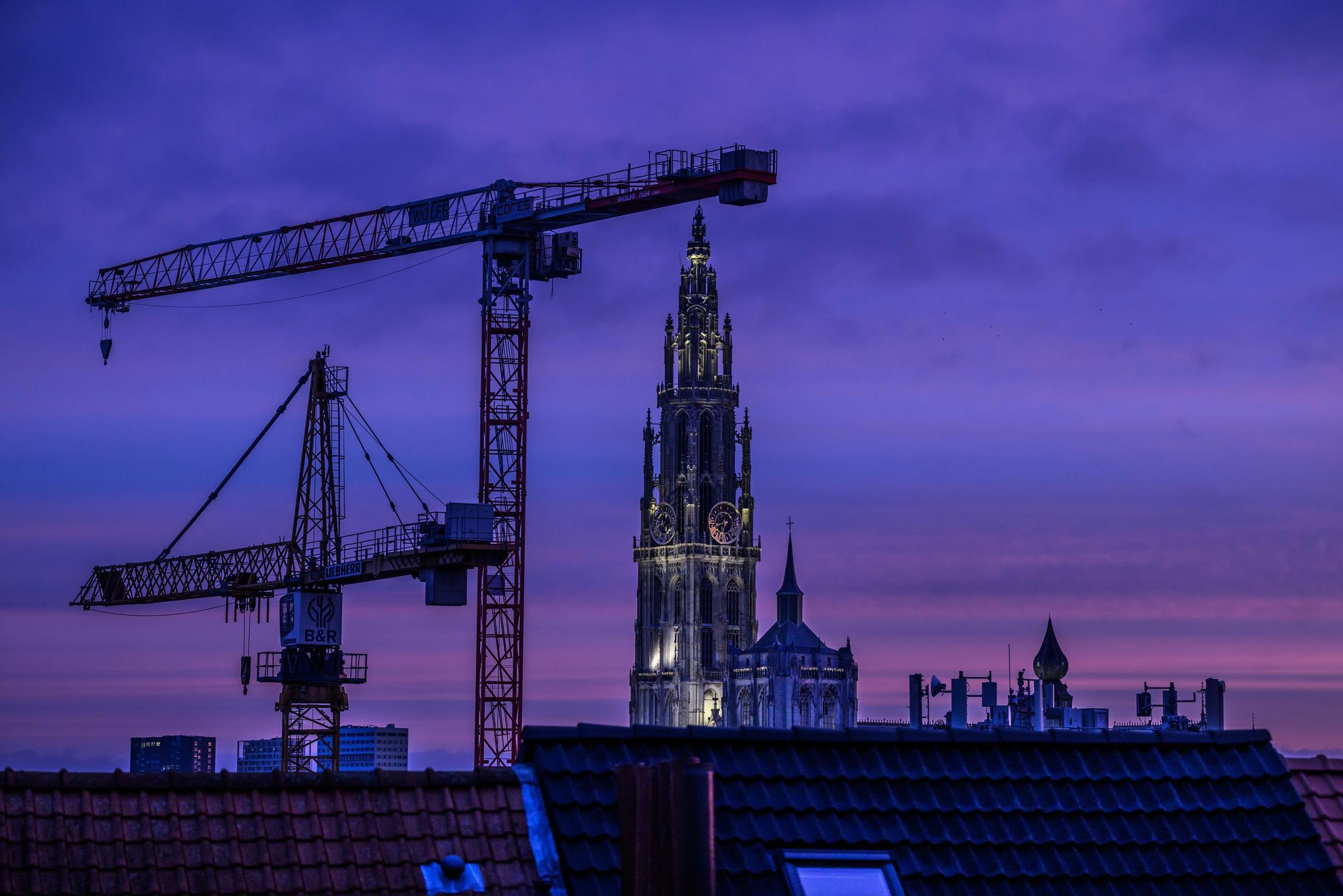 FOTO RAES. Kathedraal in het ochtendlicht | GVA