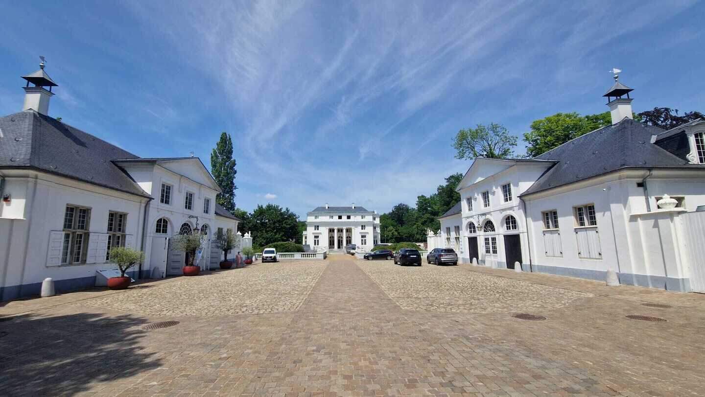 Brasserie Hof ter Linden links, restaurant Stable rechts en binnenkort achteraan HTL Events vormen het kloppend hart van het kasteeldomein.