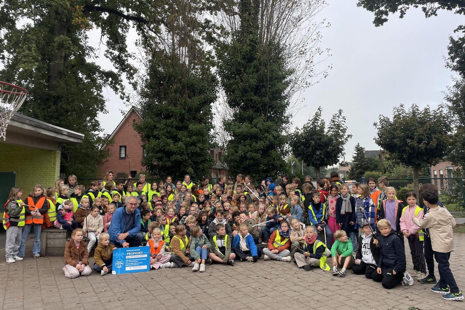 Propere cheque van 750 euro voor leerlingen Vinho in Horendonk ...