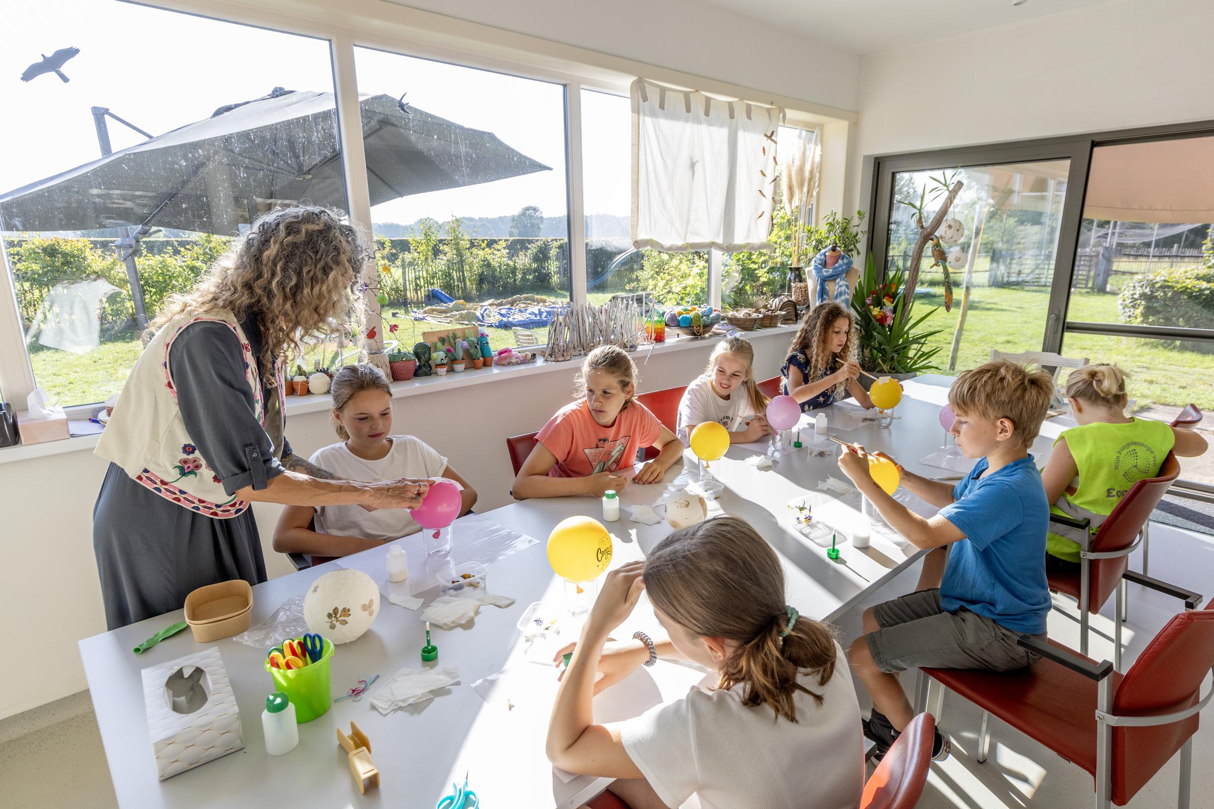 Van verven met fluitenkruid tot vilten met wol van angorageit: bij ...