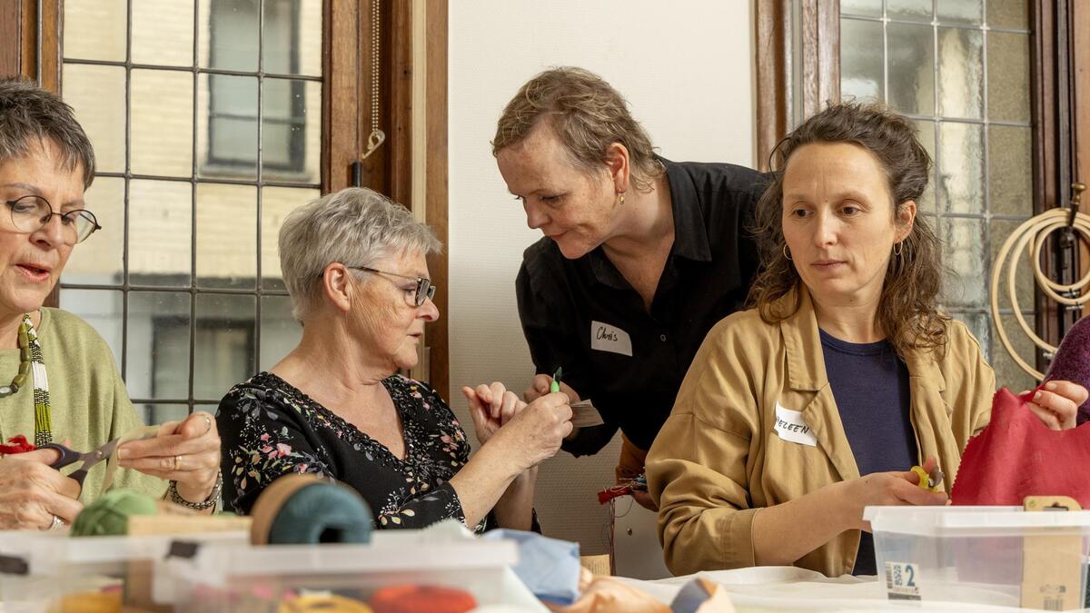 Mietje Botermelk en Pietje Facteur gaan trouwen: vrijwilligers maken ...