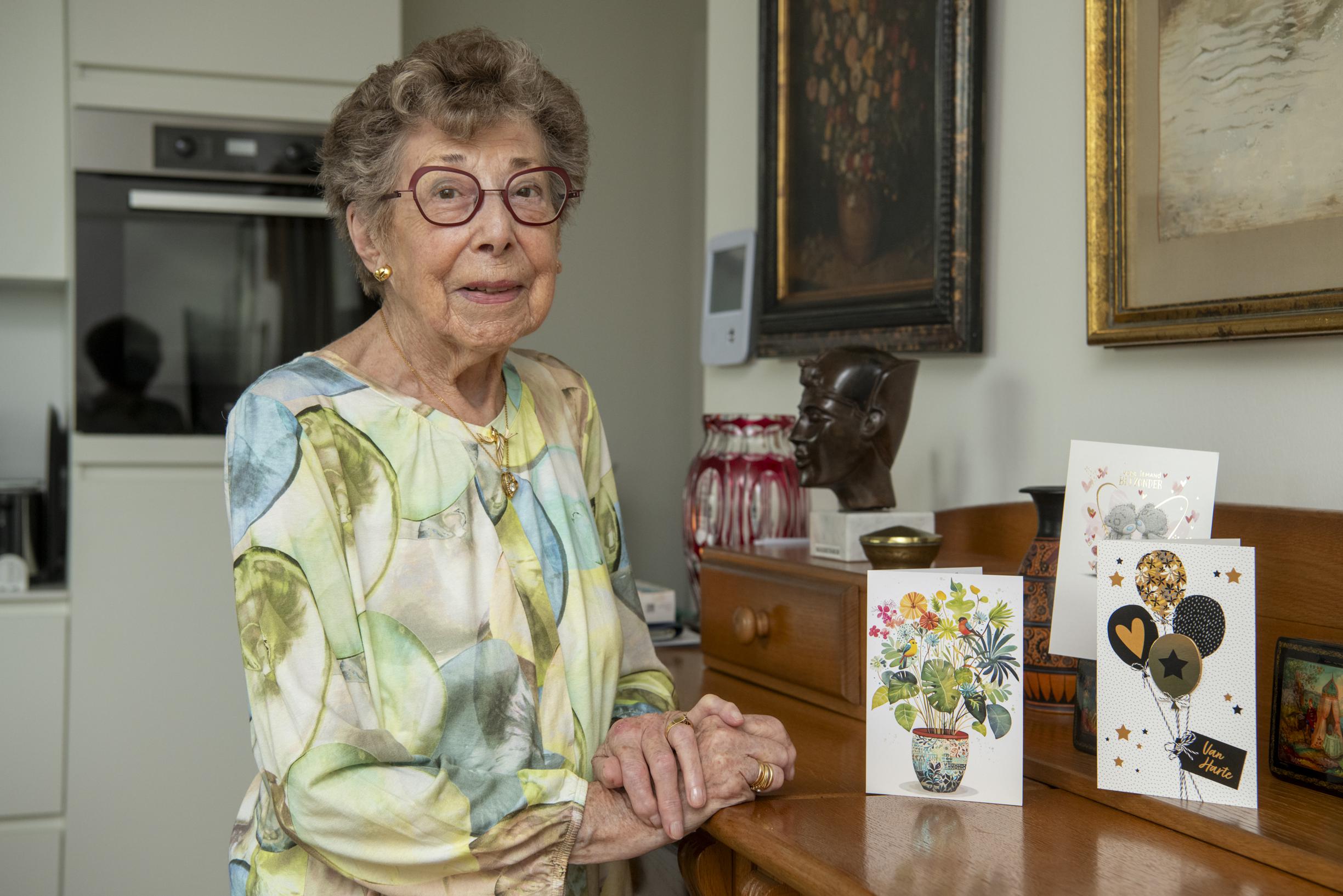 Op bezoek bij 'Familie'-actrice Annie Geeraerts (98) in haar serviceflat:  “Er komt een gezin uit Oekraïne in mijn oude huis wonen” | GVA