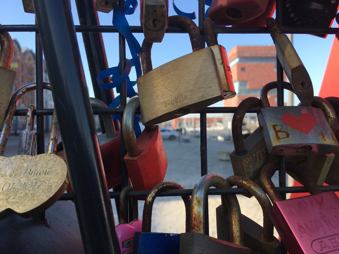 Slotjes aan poort en brug
