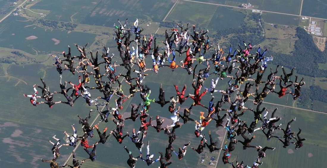 Skydivers verbreken wereldrecord met ongeziene formatie | GVA