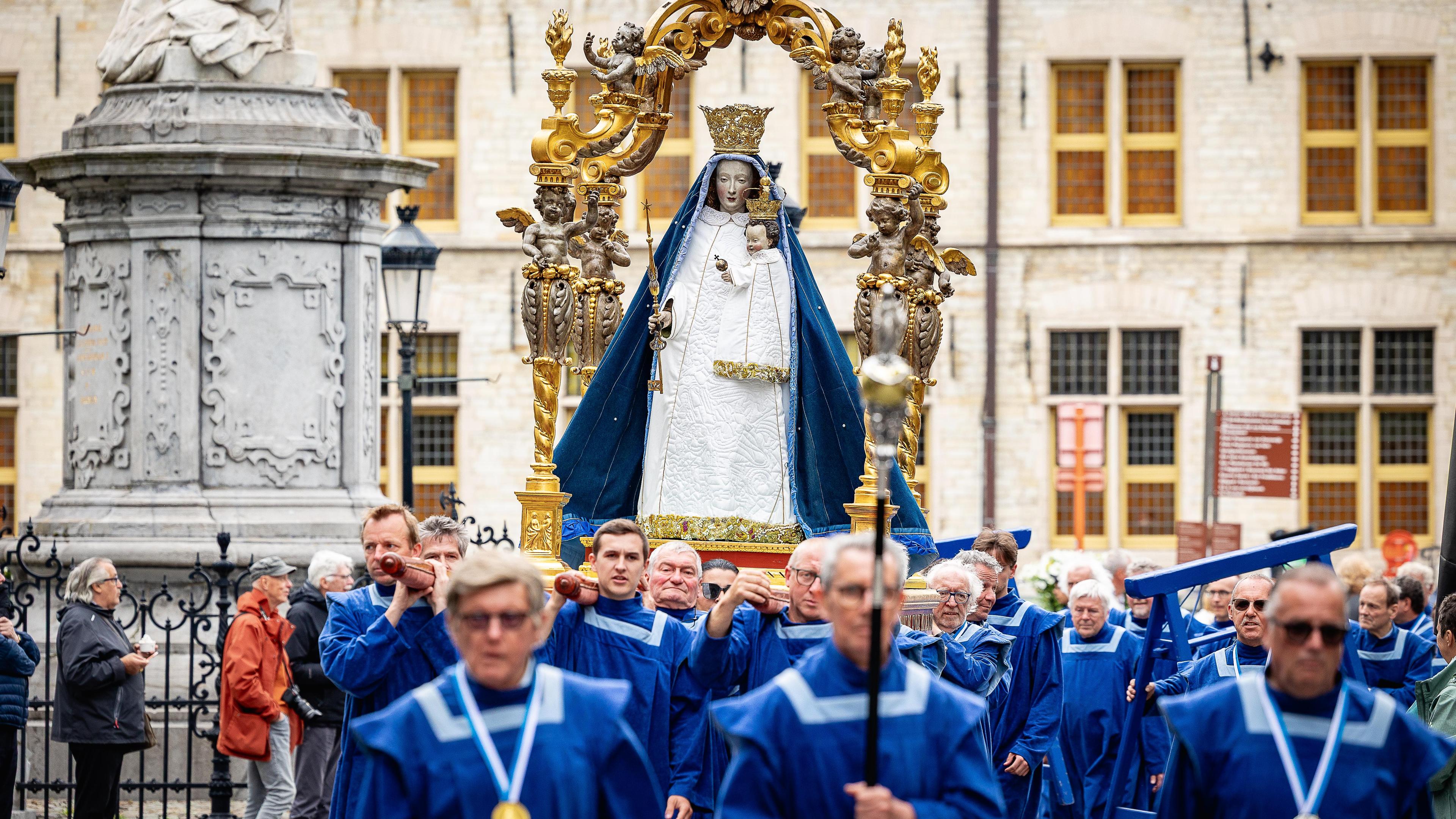 Vernieuwde Hanswijkprocessie lokt veel volk: “Zet graag mijn schouders onder het Mariabeeld”