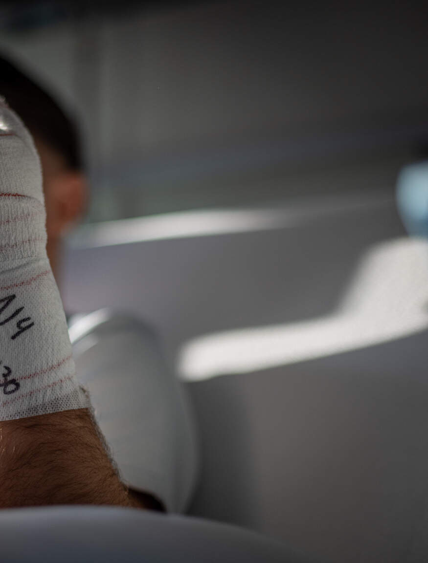 “Papa, mijn hand is eraf”: Jesse (21) verliest vingers bij ongeval met ...