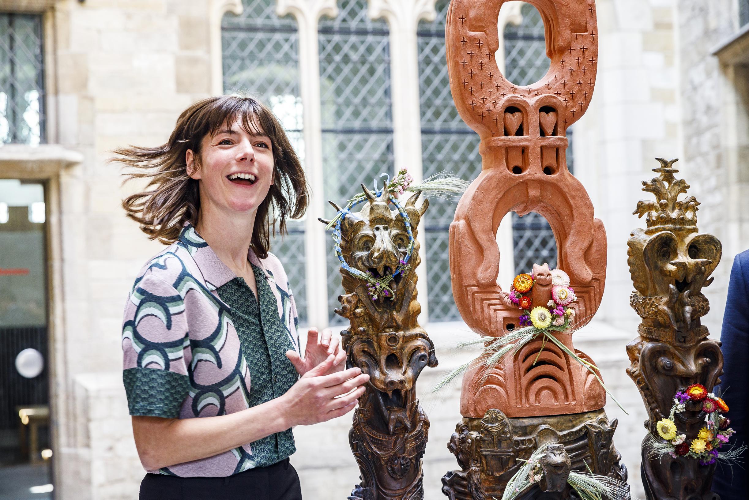 Antwerpse kunstenares opent grote solotentoonstelling in de Warande met koffietafel