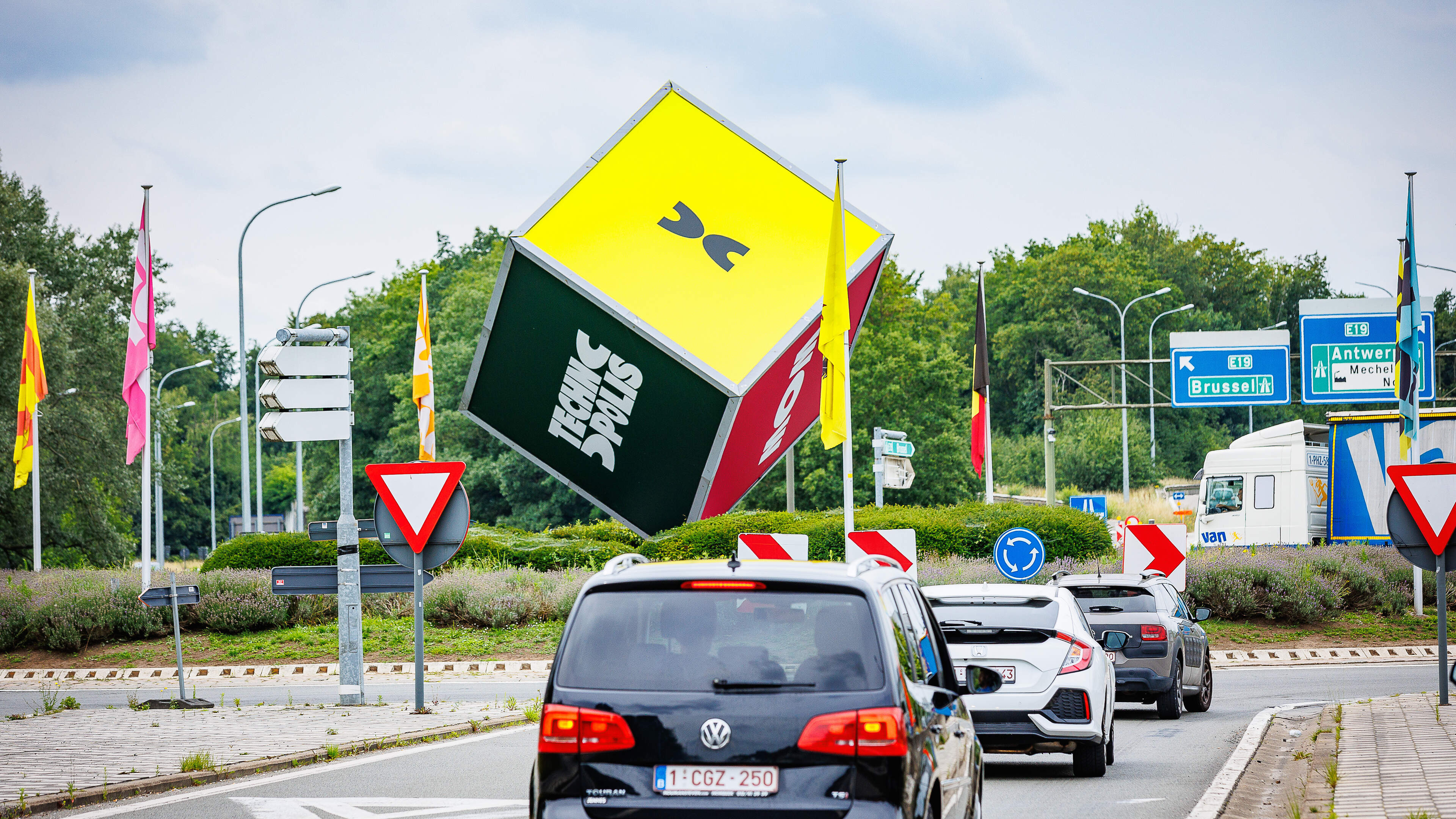 Motorrijder (71) loopt lichte verwondingen op aan rotonde Technopolis