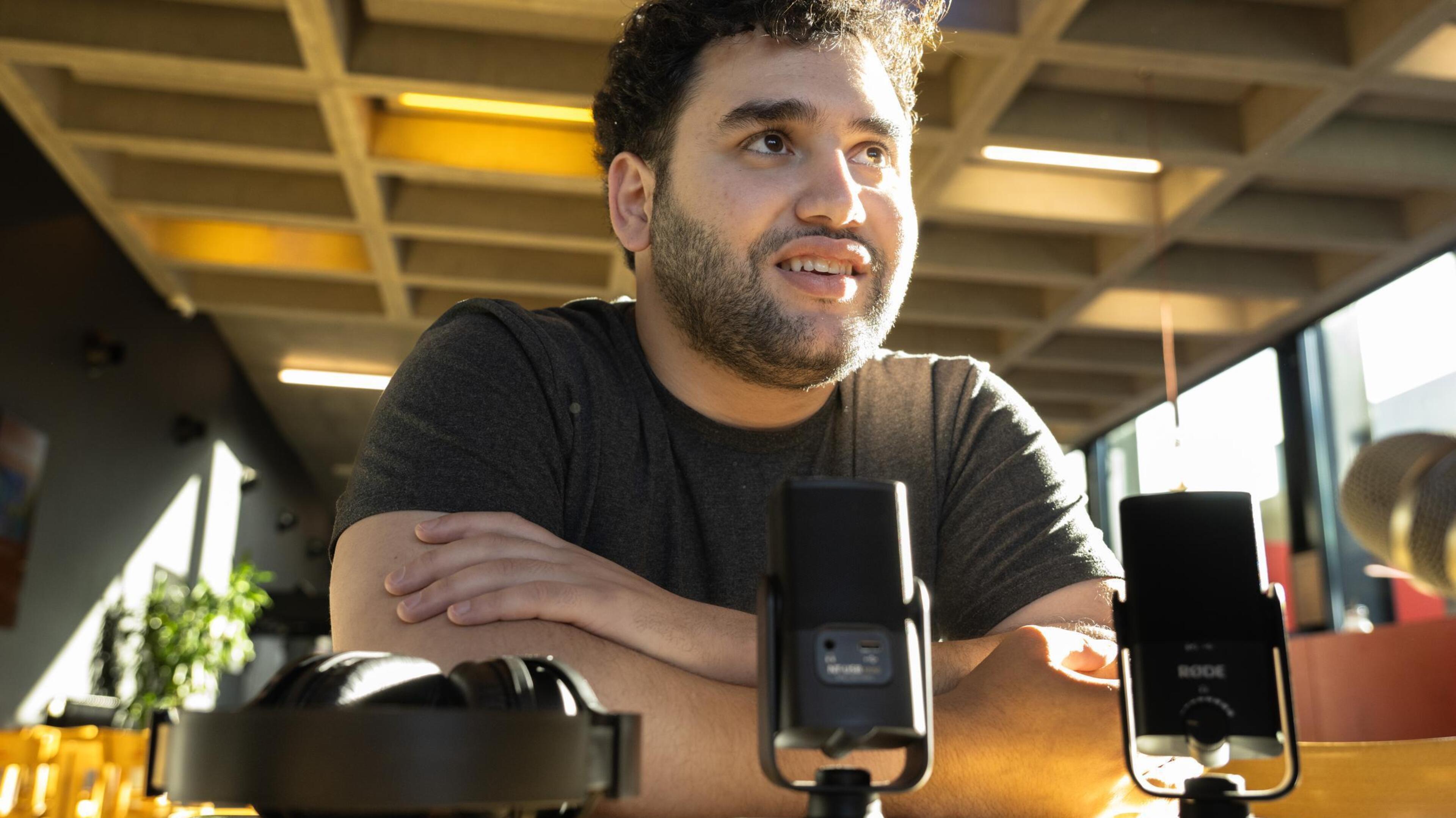 Podcastmaker Younzy praat met hangjongeren en met ondernemers: “Die miljonair zei me dat ik ballen h