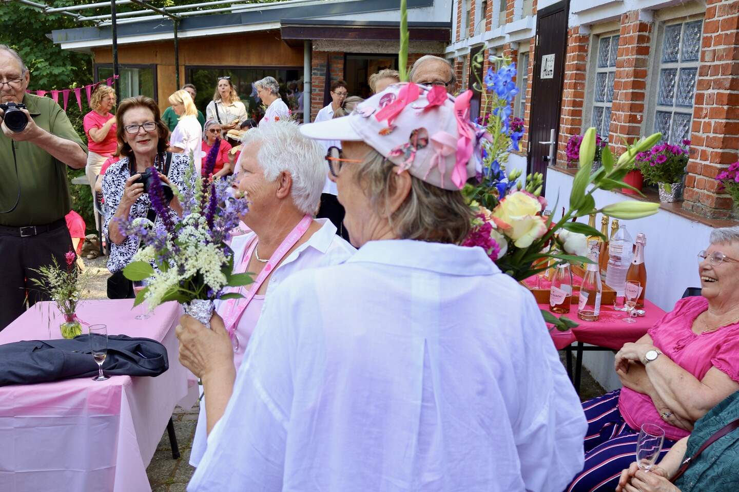 Pink Ribbonettes vieren tien jaar op het water: “We moeten ons verhaal ...